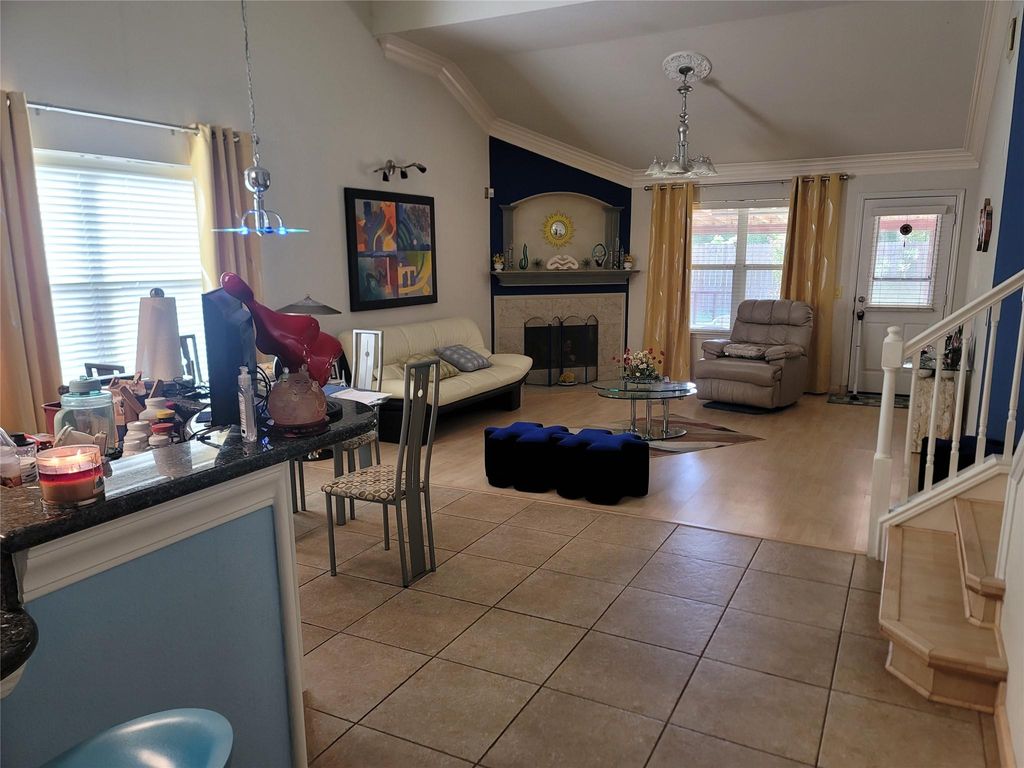 Image 3 of property listing at 10106 Antelope Alley, Missouri City, TX 77459