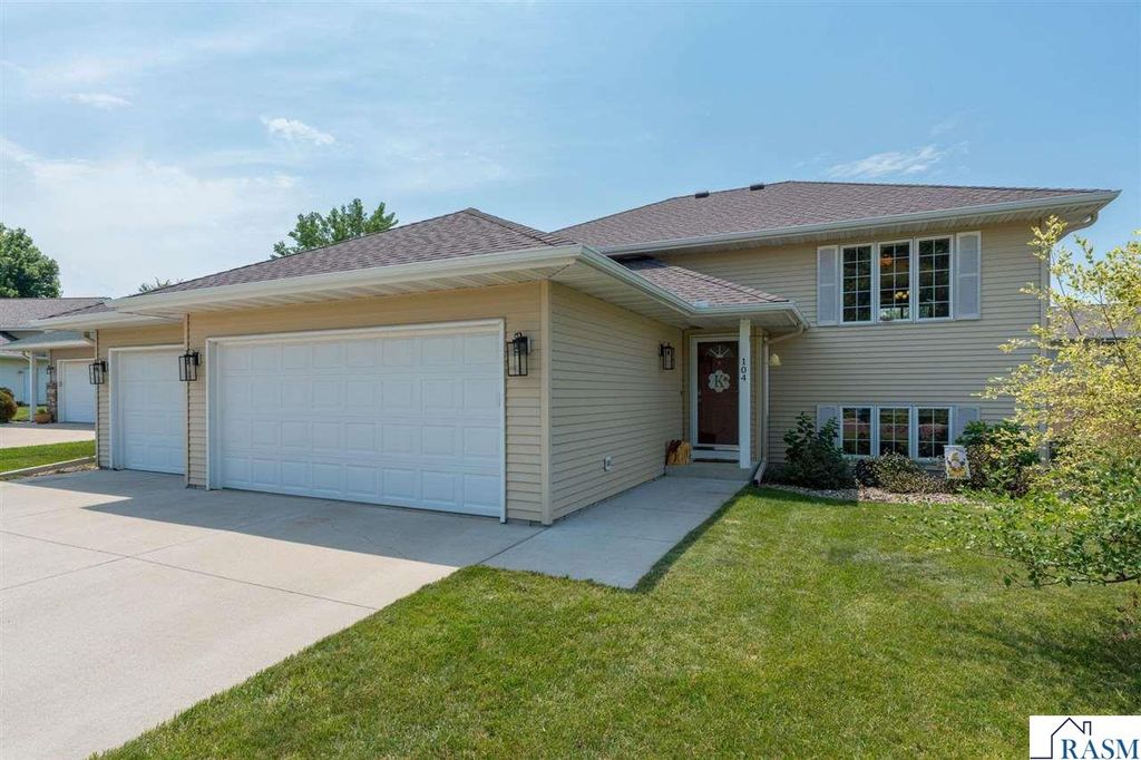 104 Bunker Court, Mankato, MN 56001