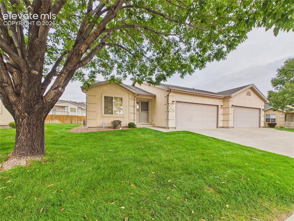 2025 Kingsroyal Boulevard F, Pueblo, CO 81005 — photo 3