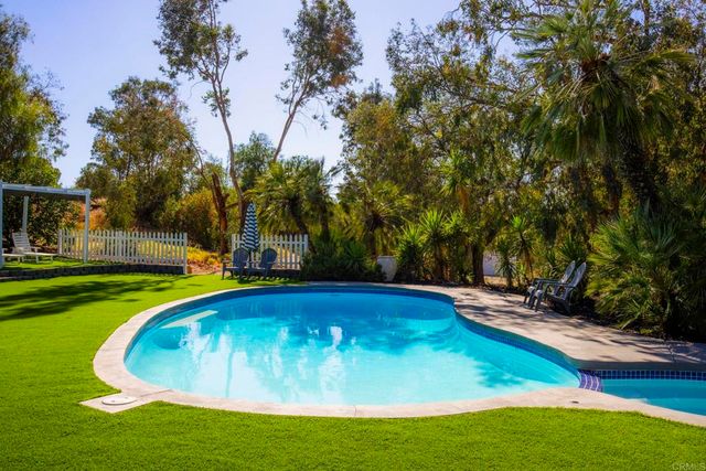 1002 Summer Glen Drive, Ramona, CA 92065