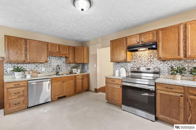 1112 N 31st Avenue, Omaha, NE 68131