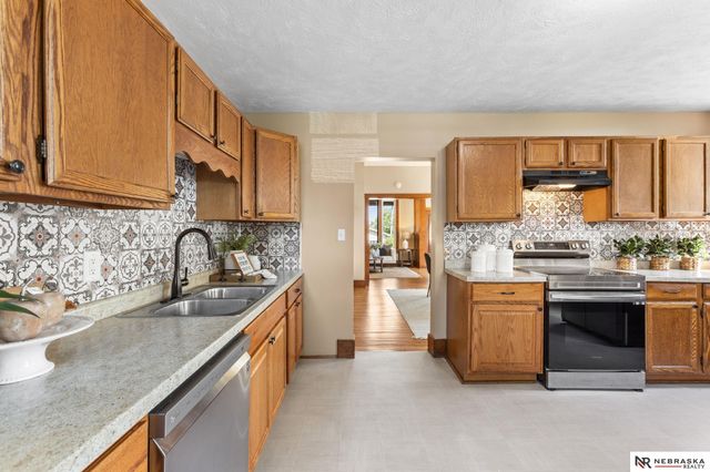 1112 N 31st Avenue, Omaha, NE 68131