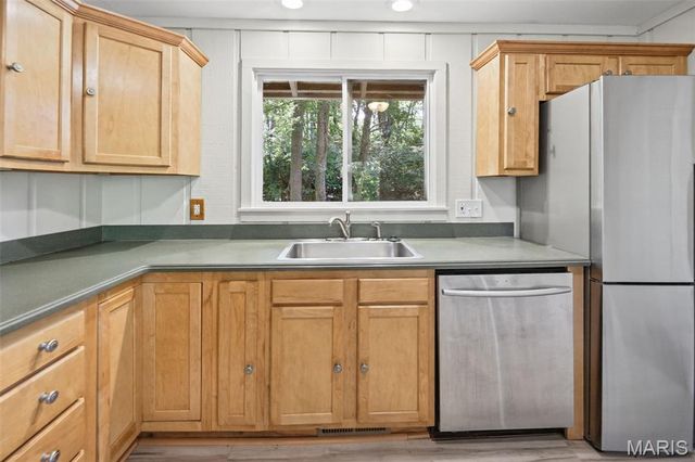 2 Country Hill Lane, Belleville, IL 62221