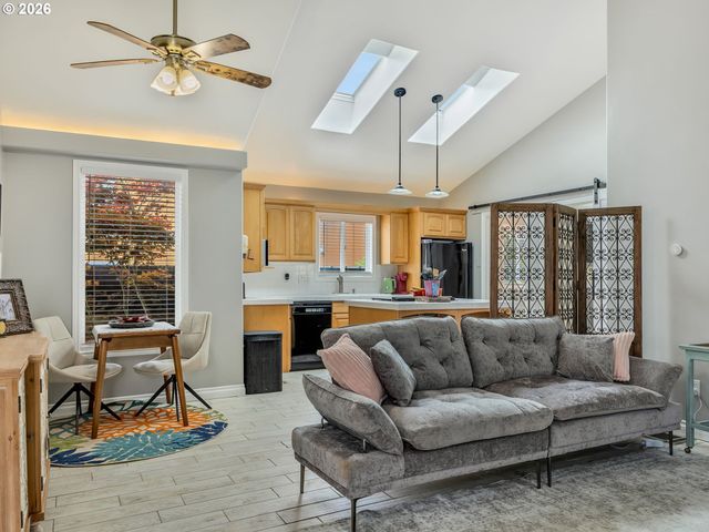 136 B 3RD Ave, Seaside, OR 97138