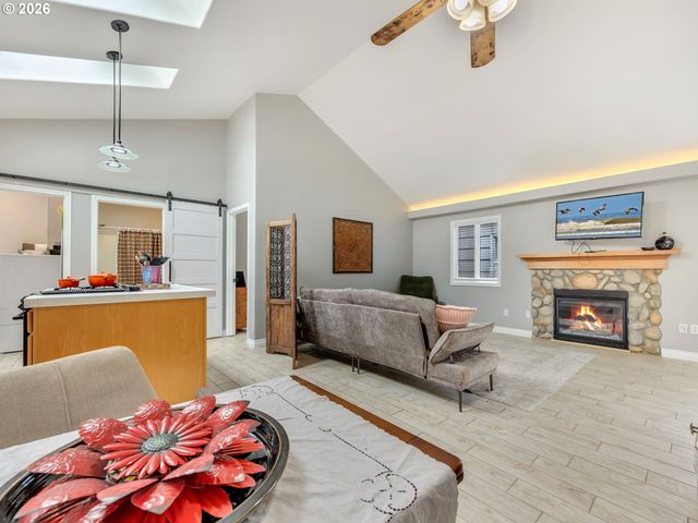 136 B 3RD Ave, Seaside, OR 97138