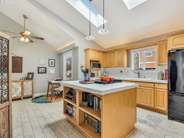 136 B 3RD Ave, Seaside, OR 97138