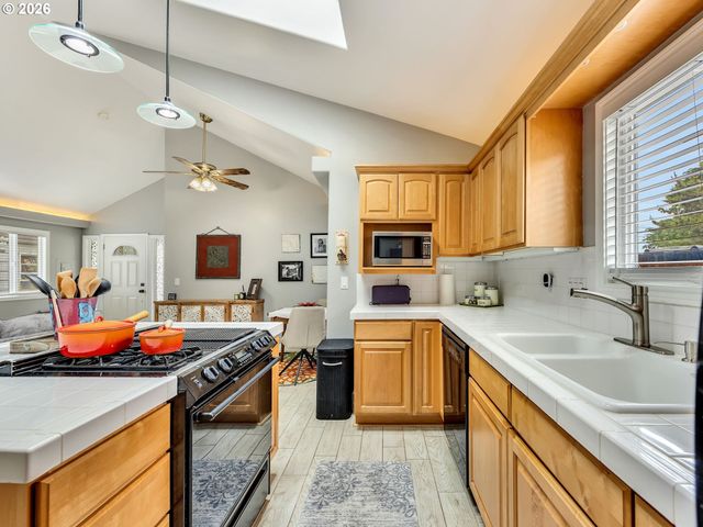 136 B 3RD Ave, Seaside, OR 97138