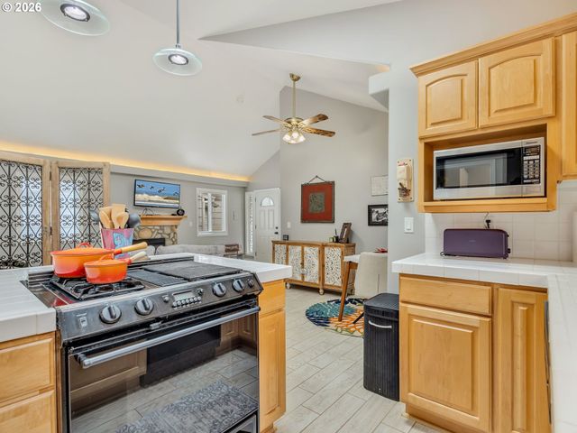 136 B 3RD Ave, Seaside, OR 97138