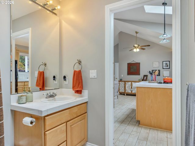 136 B 3RD Ave, Seaside, OR 97138