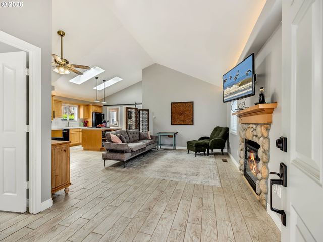 136 B 3RD Ave, Seaside, OR 97138
