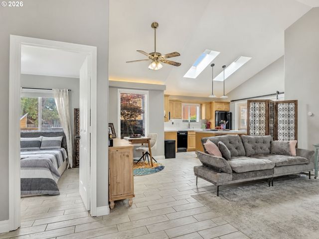 136 B 3RD Ave, Seaside, OR 97138