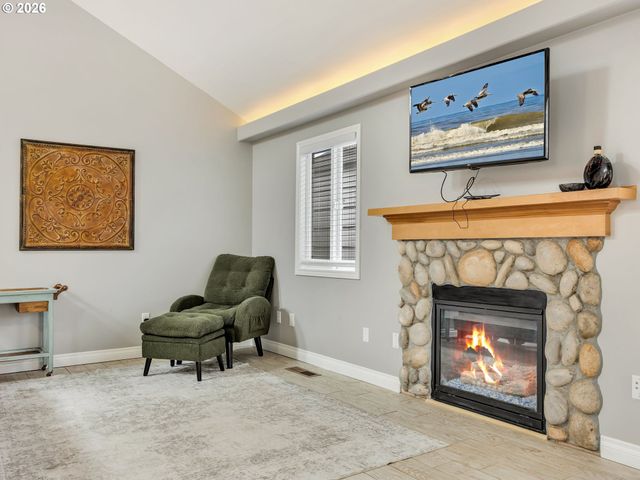 136 B 3RD Ave, Seaside, OR 97138