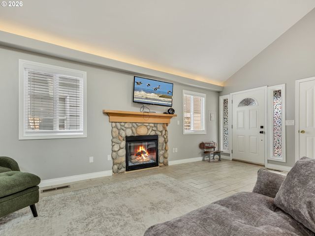 136 B 3RD Ave, Seaside, OR 97138