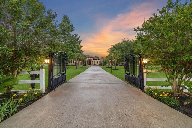 706 Saddle Creek Farms Drive, Crosby, TX 77532