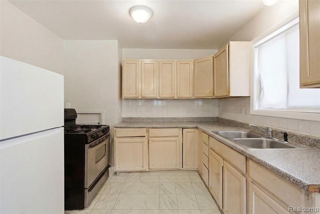 6579 N Highland Street, Dearborn Heights, MI 48127