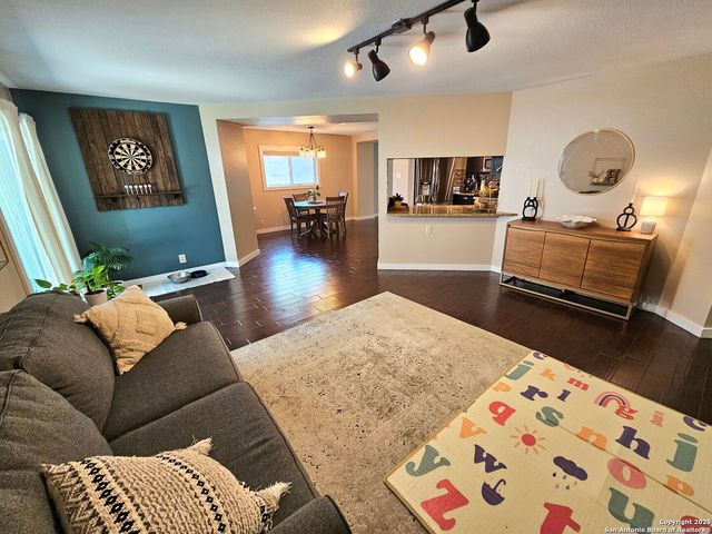 6323 Regency Ct, San Antonio, TX 78249