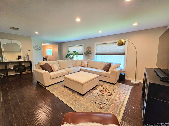 6323 Regency Ct, San Antonio, TX 78249