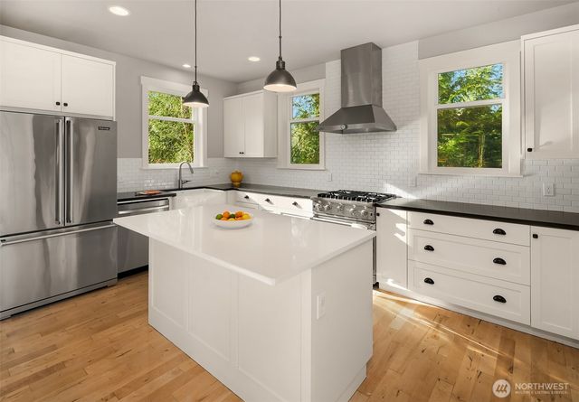 10060 NE Springwood Lane, Bainbridge Island, WA 98110