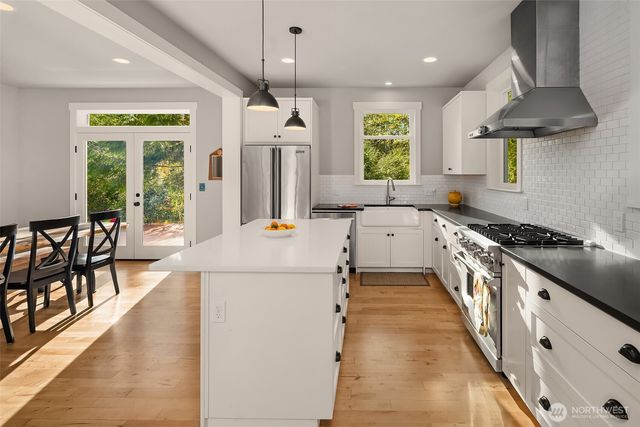 10060 NE Springwood Lane, Bainbridge Island, WA 98110