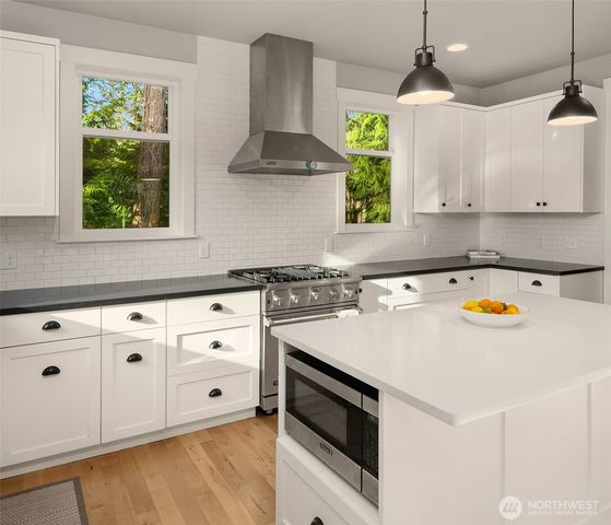 10060 NE Springwood Lane, Bainbridge Island, WA 98110