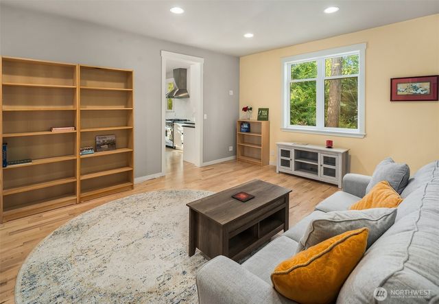 10060 NE Springwood Lane, Bainbridge Island, WA 98110