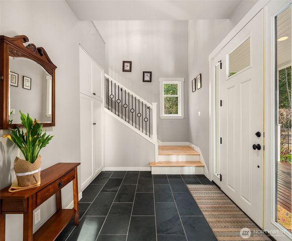 10060 NE Springwood Lane, Bainbridge Island, WA 98110