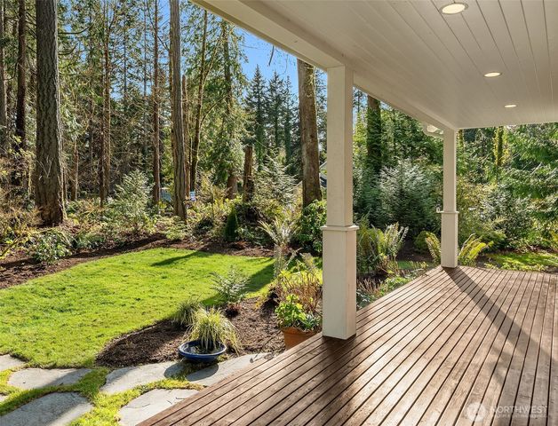 10060 NE Springwood Lane, Bainbridge Island, WA 98110