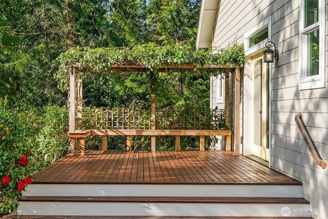 10060 NE Springwood Lane, Bainbridge Island, WA 98110