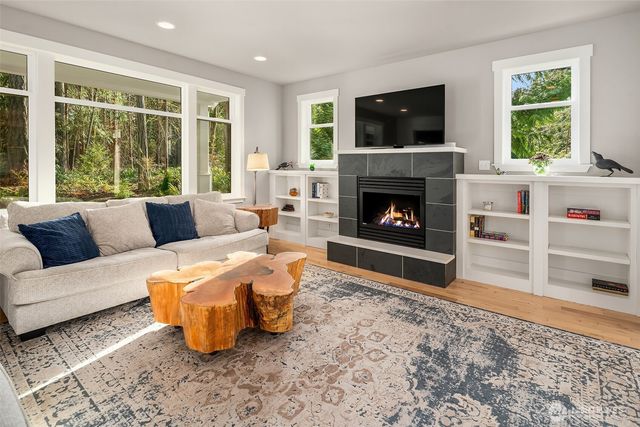 10060 NE Springwood Lane, Bainbridge Island, WA 98110