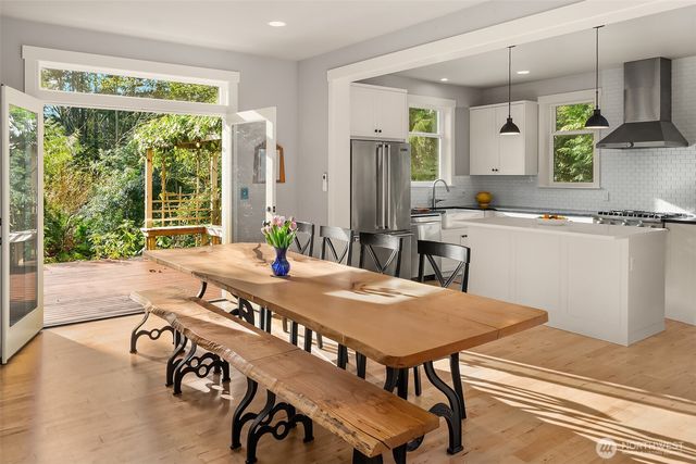 10060 NE Springwood Lane, Bainbridge Island, WA 98110