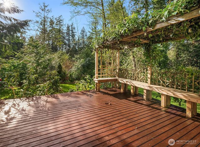 10060 NE Springwood Lane, Bainbridge Island, WA 98110