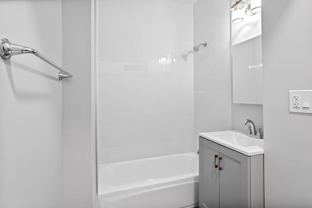 7600 N Sheridan Road 107, Chicago, IL 60626