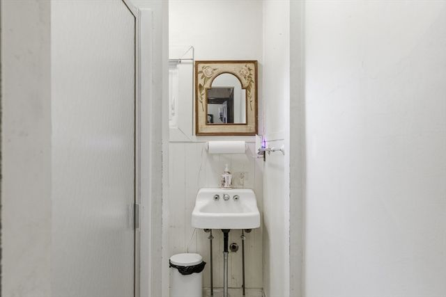 382 Pleasant St., Holyoke, MA 01040