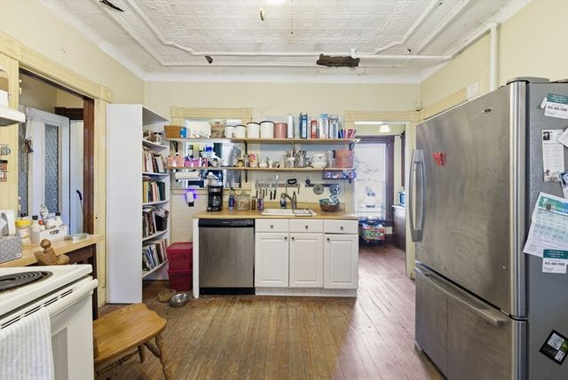382 Pleasant St., Holyoke, MA 01040