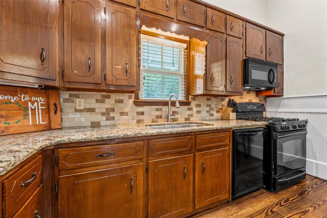 501 N Davis Street, West, TX 76691