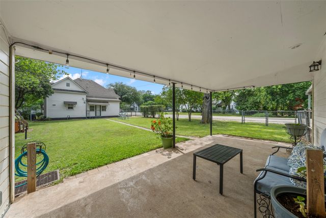 501 N Davis Street, West, TX 76691