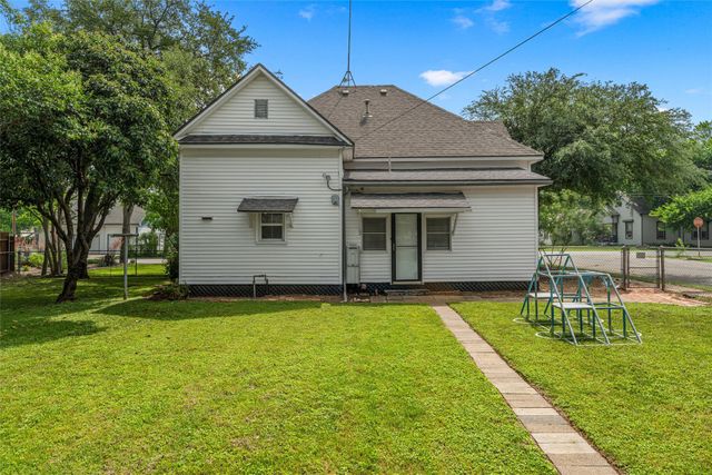 501 N Davis Street, West, TX 76691