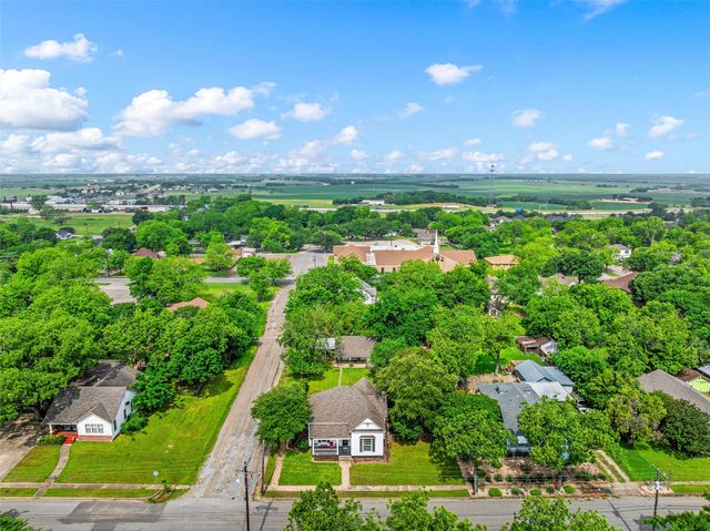 501 N Davis Street, West, TX 76691