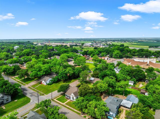 501 N Davis Street, West, TX 76691