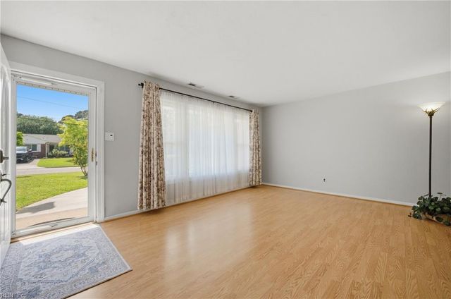 116 Goldcrest DR, Chesapeake, VA 23325