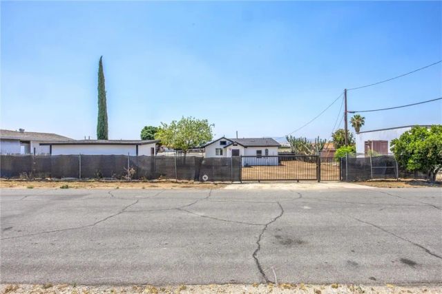 27124 5th, Highland, CA 92346