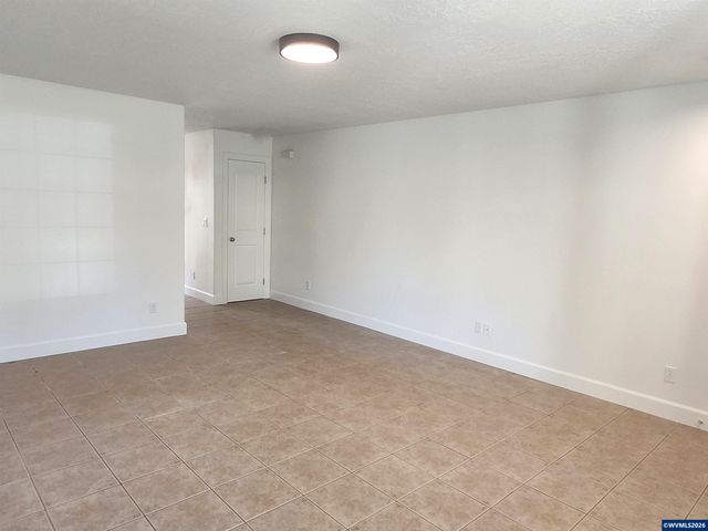 7233 Eastwood Ct SE, Salem, OR 97392