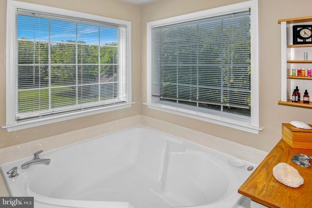 5977 TAPESTRY DR, Woodbridge, VA 22193