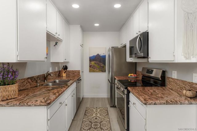 8524 Via Mallorca C, La Jolla, CA 92037