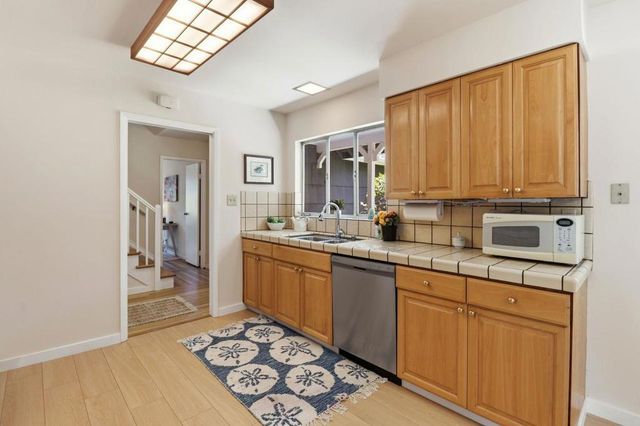 977 Pleasant Hill Road, Redwood City, CA 94061