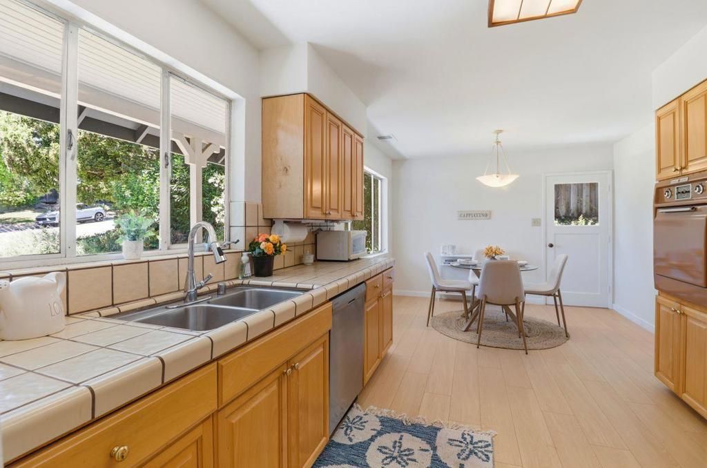 Image 13 of property listing at 977 Pleasant Hill Road, Redwood City, CA 94061