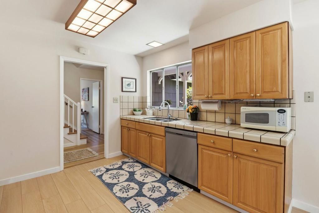 Image 14 of property listing at 977 Pleasant Hill Road, Redwood City, CA 94061