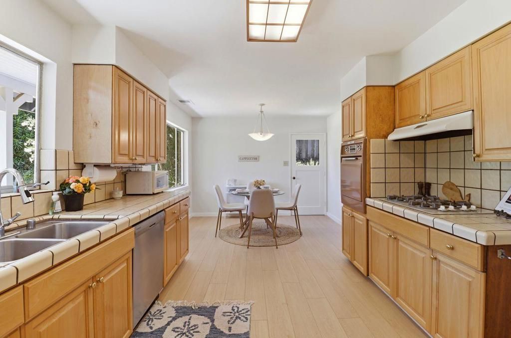 Image 16 of property listing at 977 Pleasant Hill Road, Redwood City, CA 94061