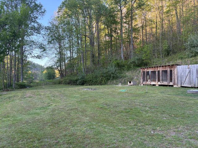 8515 State Highway 223, Flat Lick, KY 40935