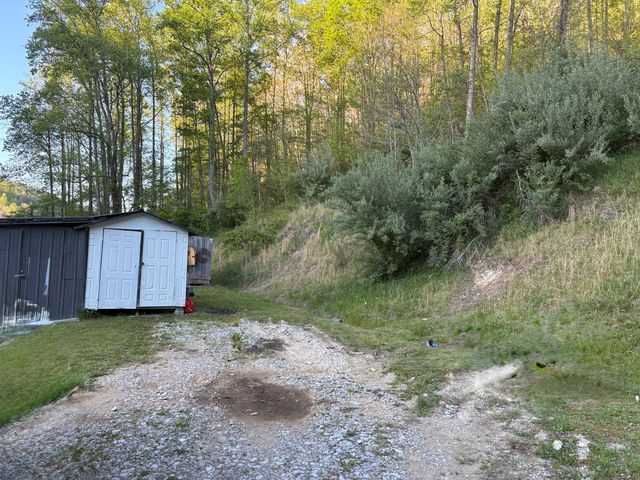8515 State Highway 223, Flat Lick, KY 40935